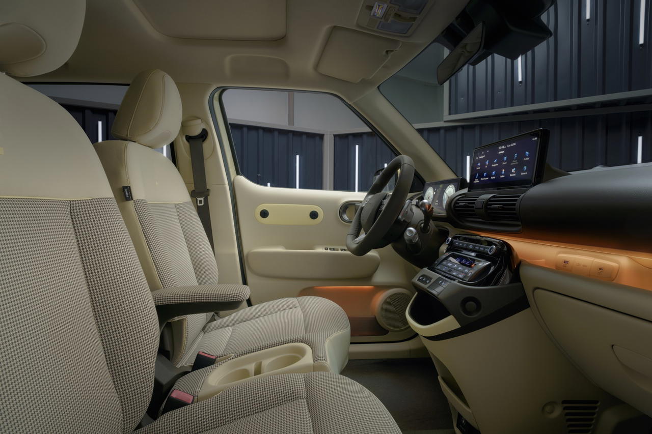 Vista del interior del Hyundai Inster, destacando su diseño moderno y confort. Vista del interior del Hyundai Inster, destacando su diseño moderno y confort.