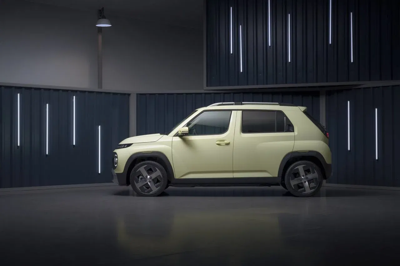 El Hyundai Inster presenta un diseño compacto y robusto, ideal para aventuras urbanas y fuera de carretera.