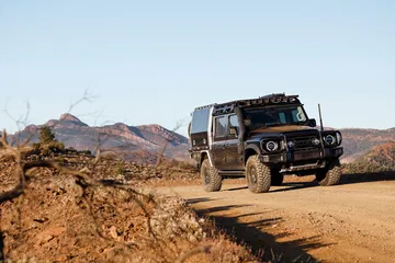 El INEOS Kaiju destaca en terrenos difíciles, demostrando su capacidad off-road.