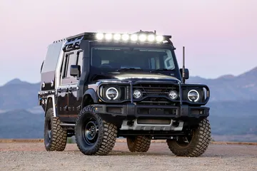 El INEOS KAIJU destaca por su robustez y diseño imponente, ideal para aventuras extremas.