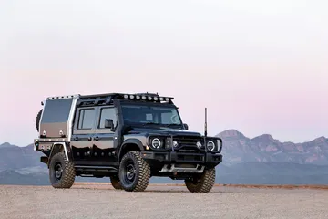 El INEOS KAIJU, un 4x4 imbatible, desafía terrenos con su robustez y equipamiento.