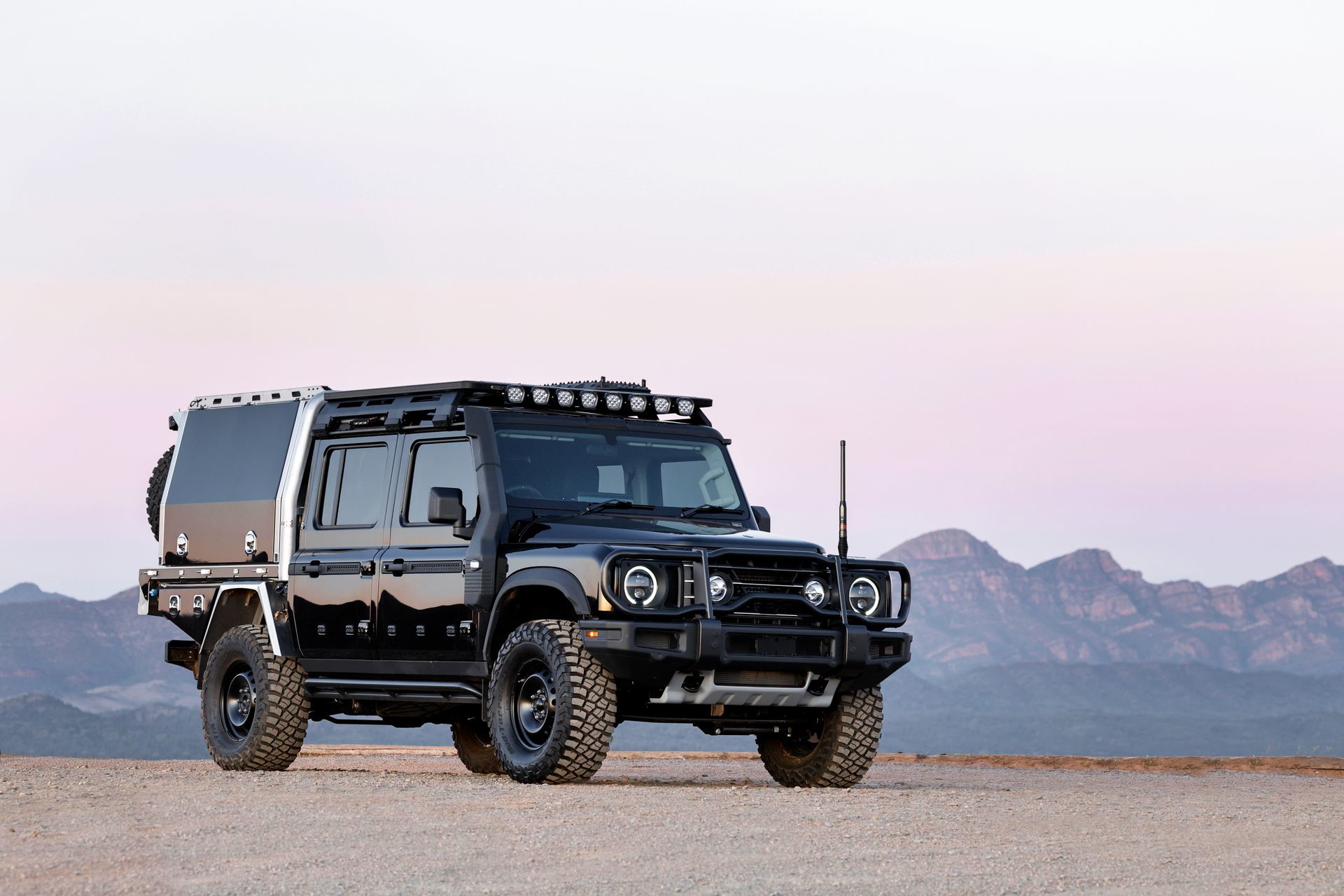 El INEOS KAIJU, un 4x4 imbatible, desafía terrenos con su robustez y equipamiento.
