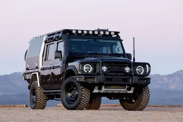 El INEOS KAIJU, un 4x4 extremo, destaca por su robusta estética y accesorios imponentes.