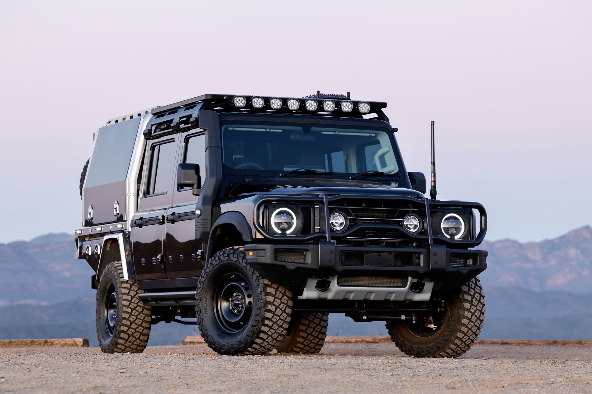 El INEOS KAIJU, un 4x4 extremo, destaca por su robusta estética y accesorios imponentes.