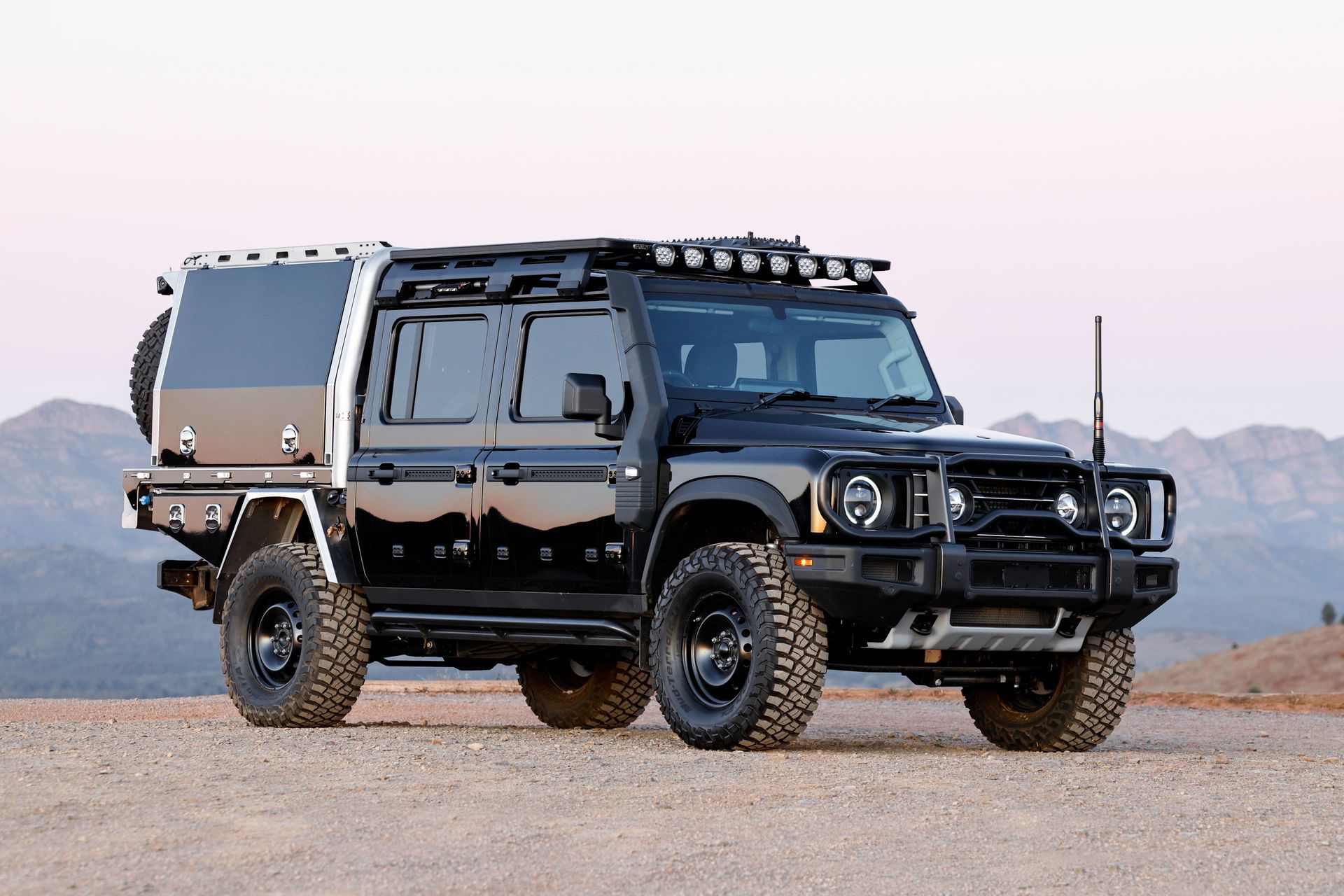 El INEOS KAIJU destaca por su robustez y elementos off-road en su diseño.