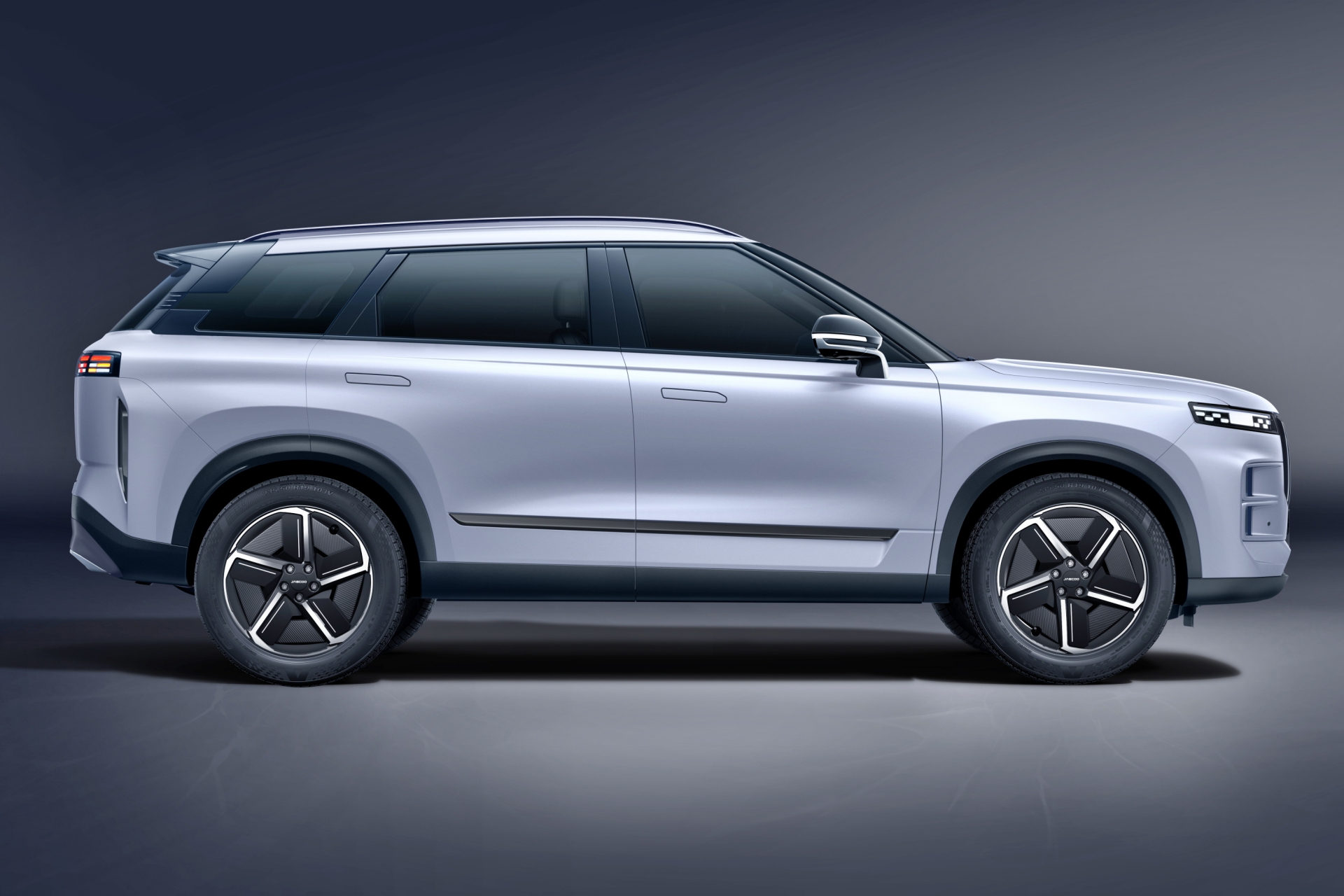 El Jaecoo 7 es un SUV híbrido con diseño robusto y elegante, ideal para la ciudad y aventuras.