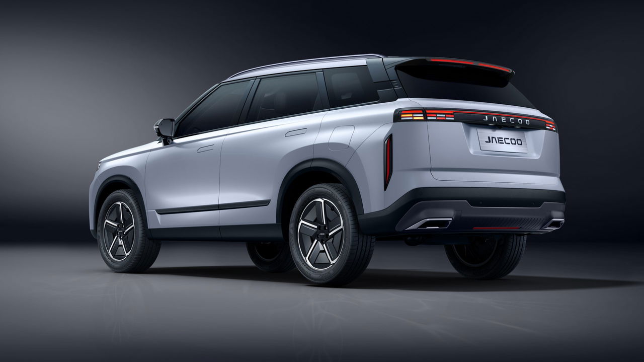 El Jaecoo 7 presenta un diseño moderno y dinámico, ideal para un SUV híbrido.