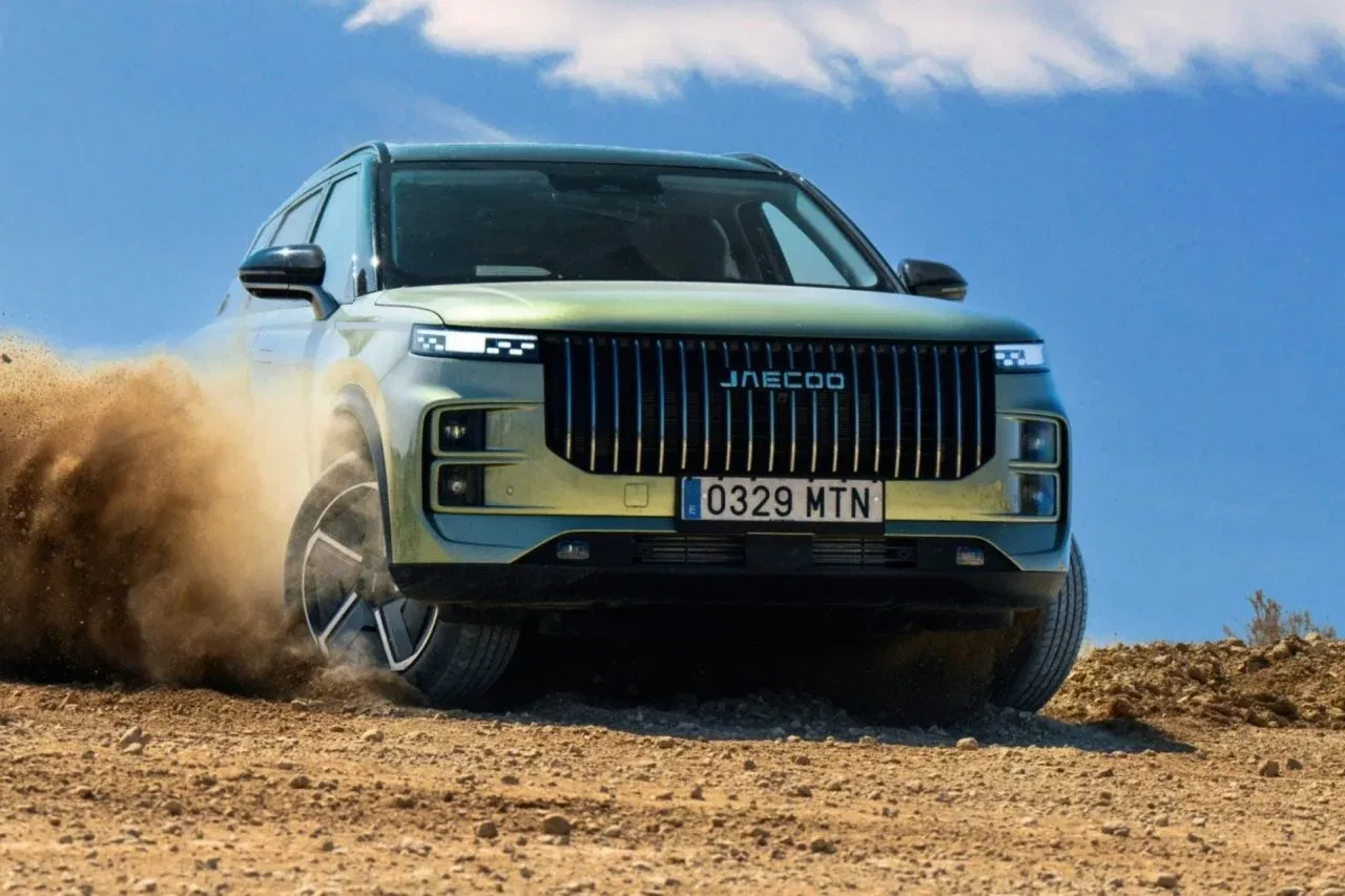 El Jaecoo 7, un SUV híbrido, destaca por su diseño robusto y prestaciones off-road. El Jaecoo 7, un SUV híbrido, destaca por su diseño robusto y prestaciones off-road.