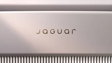 Logo distintivo de Jaguar en un entorno de diseño elegante.
