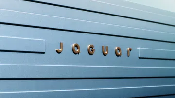 Logotipo de Jaguar en un diseño elegante y futurista.
