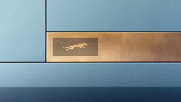 Inserto distintivo en el interior, reflejo del legado de Jaguar.