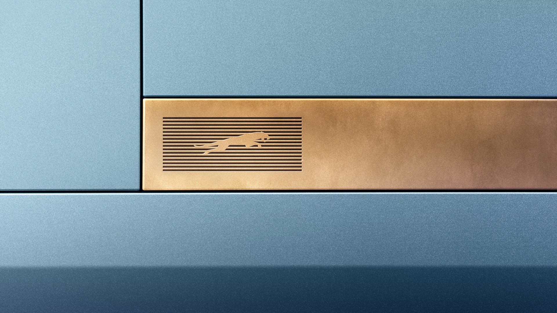 Inserto distintivo en el interior, reflejo del legado de Jaguar.