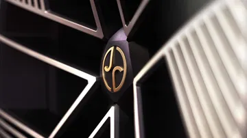 Primer plano del emblema de Jaguar, destacando su diseño moderno y elegante.