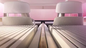 Vista desde los asientos delanteros, mostrando un diseño futurista y ergonómico.