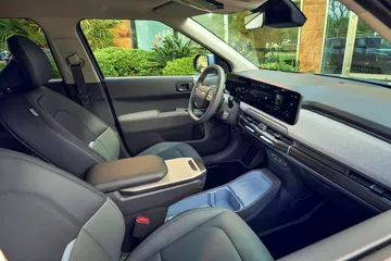Interior moderno y espacioso, con acabados de alta calidad y tecnología avanzada. Interior moderno y espacioso, con acabados de alta calidad y tecnología avanzada.