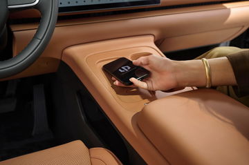 Interior elegante del LEAPMOTOR C10 REEV con carga inalámbrica y acabados en tonos claros.