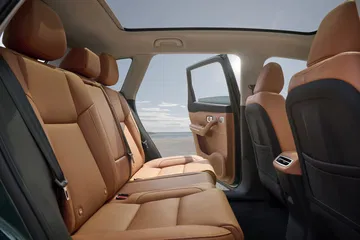 Amplio y confortable, el interior del LEAPMOTOR C10 REEV destaca por su diseño moderno.