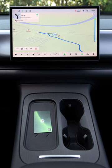 El interior del Leapmotor C10 REEV destaca por su tecnología avanzada y conectividad.