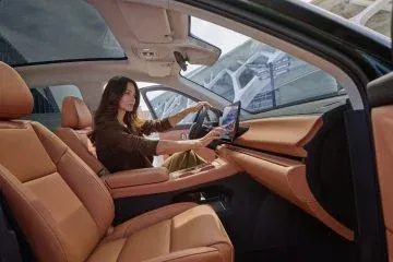 Interior del Leapmotor C10 REEV, con asientos de cuero y tecnología moderna. Interior del Leapmotor C10 REEV, con asientos de cuero y tecnología moderna.