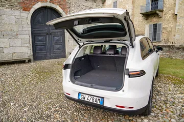 Espacioso maletero del LEAPMOTOR C10 REEV, ideal para viajes largos.