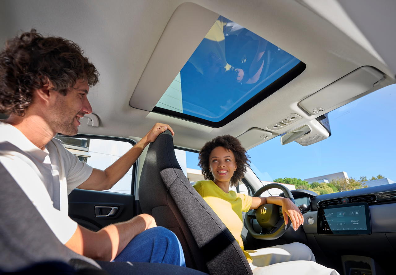 Espacioso interior del Leapmotor T03, ideal para la enseñanza y confort urbano. Espacioso interior del Leapmotor T03, ideal para la enseñanza y confort urbano.