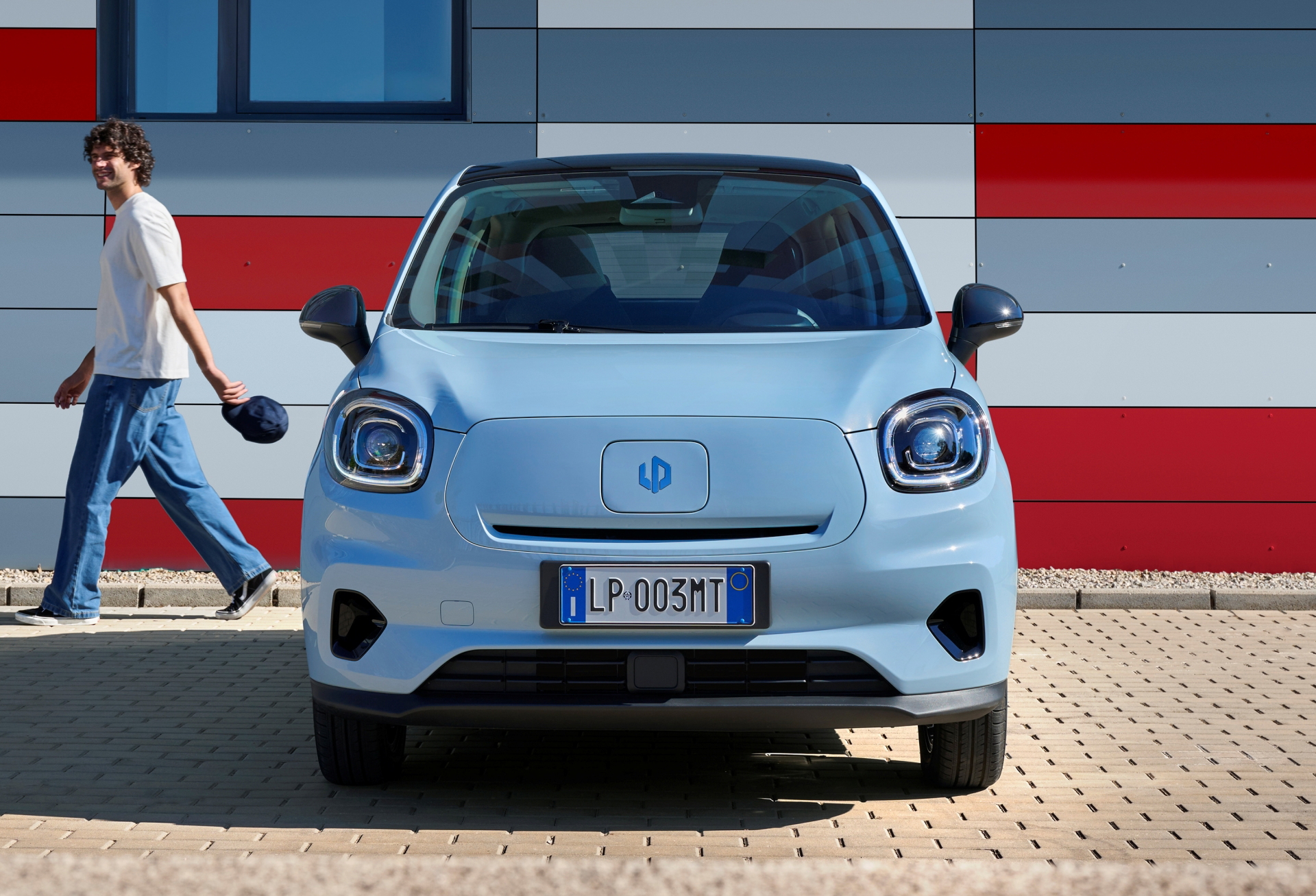 El Leapmotor T03 destaca por su diseño compacto y funcional, ideal para la ciudad.