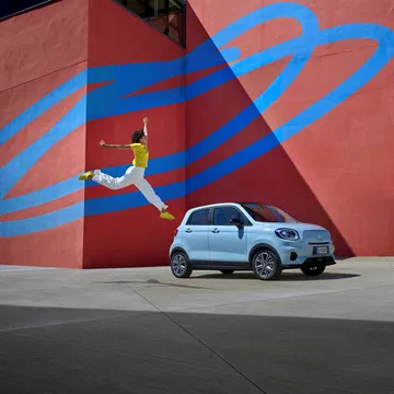 El Leapmotor T03, ágil y moderno, ideal para la ciudad. Su diseño compacto destaca entre el tráfico.