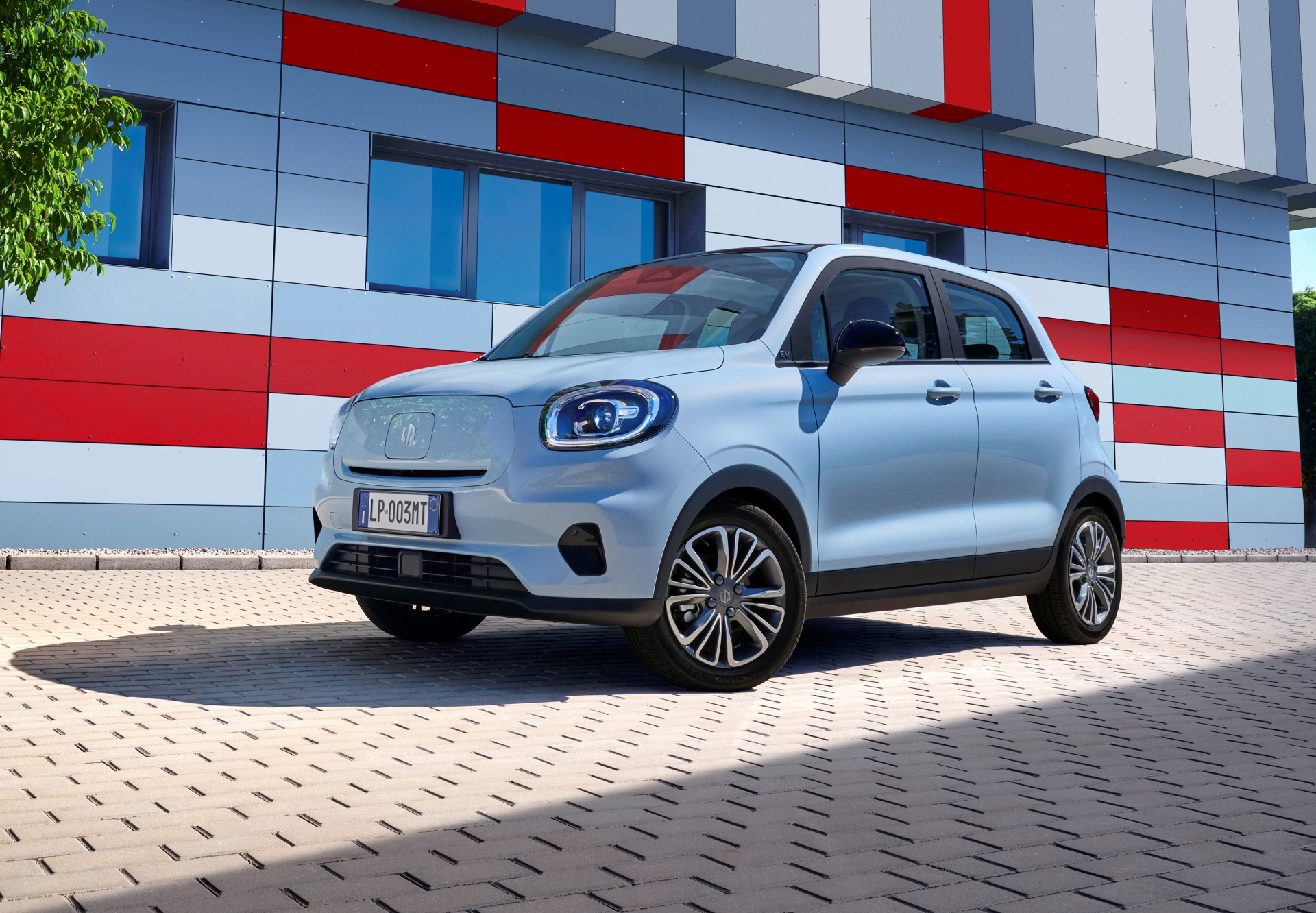 El Leapmotor T03 ofrece un diseño moderno y compacto ideal para la ciudad.