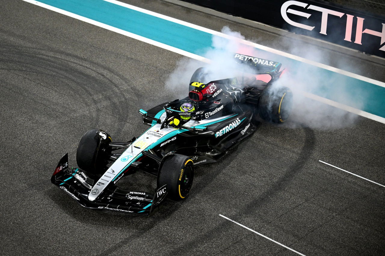 Lewis Hamilton realiza una maniobra impresionante en Abu Dabi, marcando su estilo único.