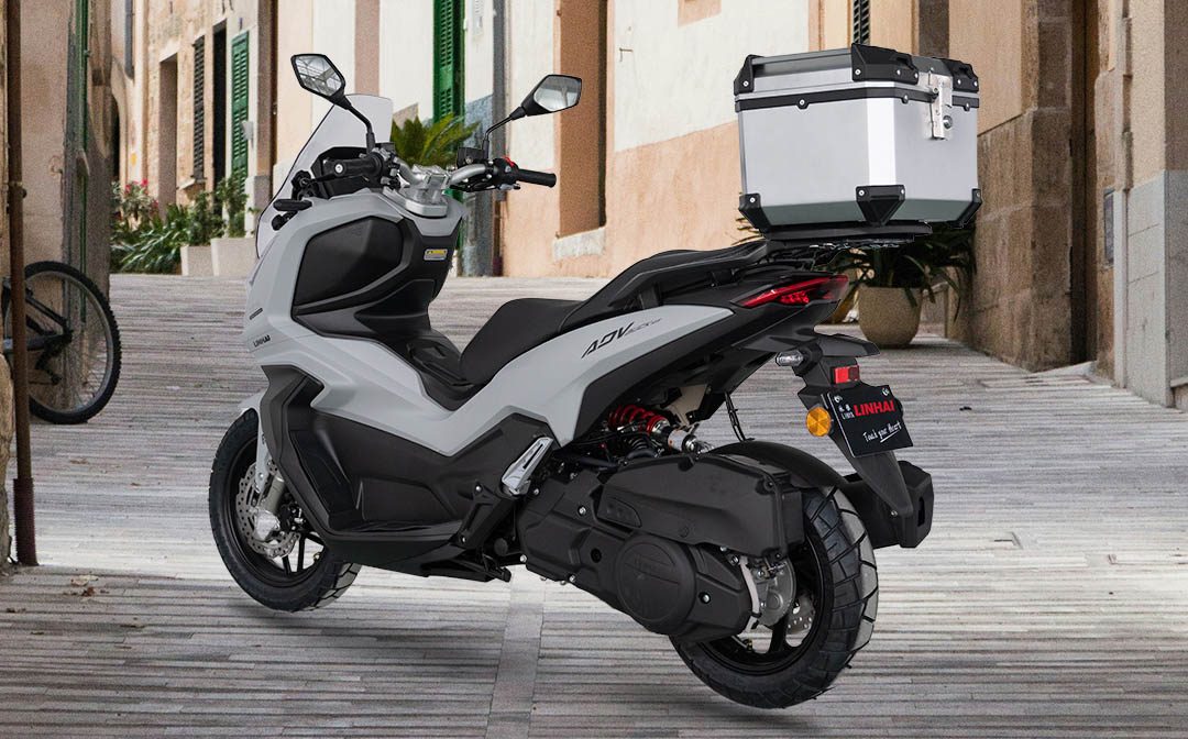 Vista lateral y trasera del Linhai ADV buck 125, destacando su diseño moderno y funcional.