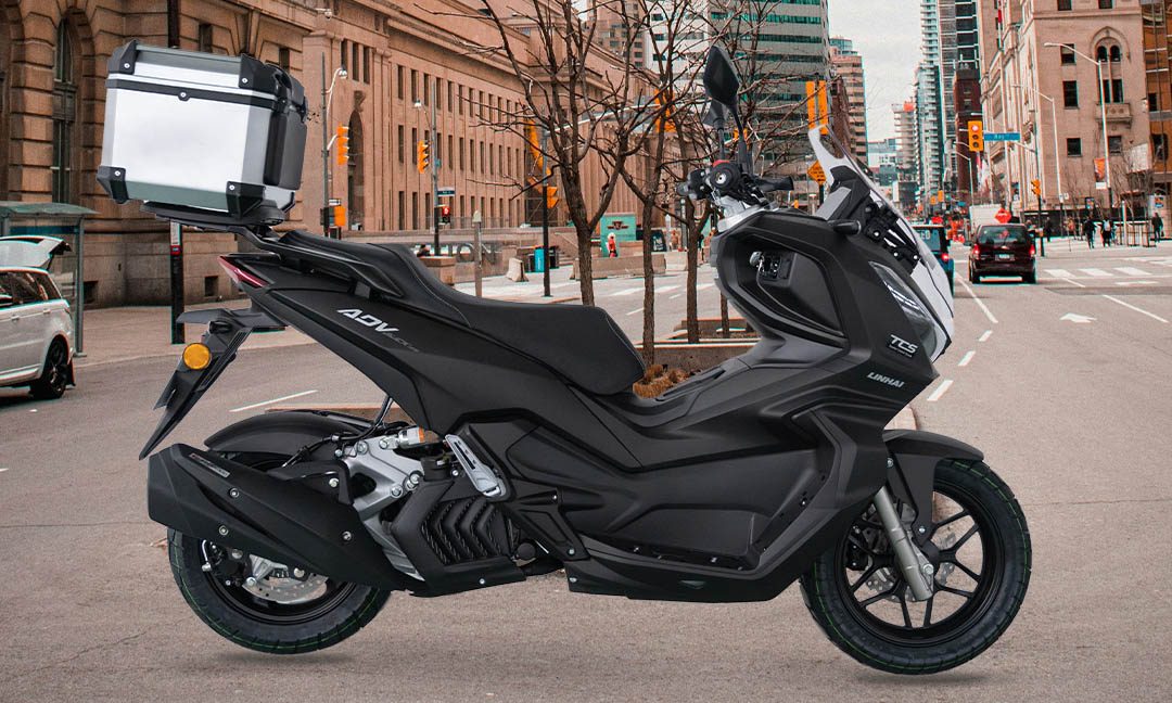 Vista lateral del Linhai ADV Buck 125, mostrando su diseño moderno y funcional.