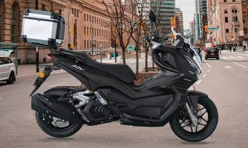 Vista lateral de la Linhai ADV Buck 125, destacando su diseño moderno y deportivo.