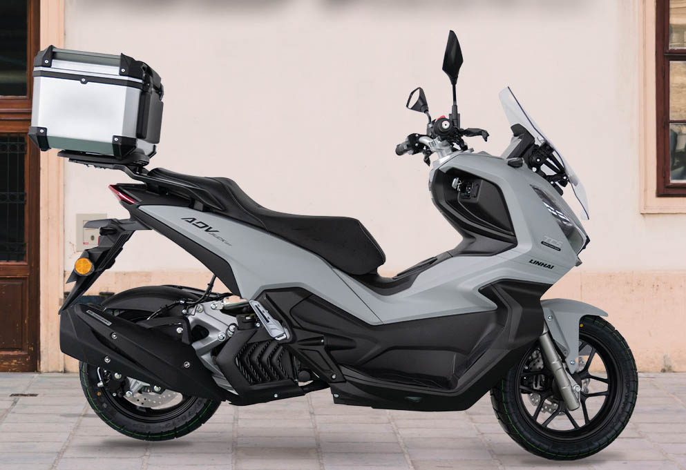 Vista lateral del Linhai ADV Buck 125, destacando su diseño moderno y funcional.