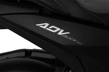 Vista detallada del logo ADV en el modelo Buck 125.
