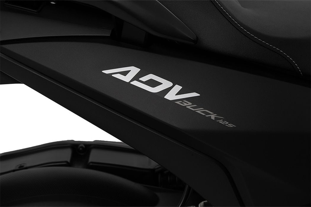 Vista detallada del logo ADV en el modelo Buck 125.