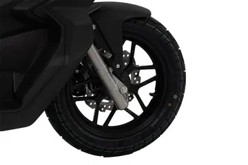 Detalle del neumático y suspensión de la Linhai ADV Buck 125.