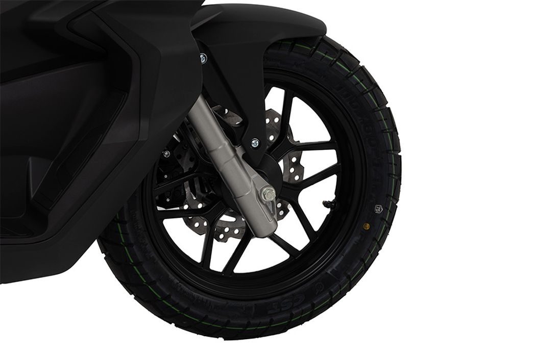 Detalle del neumático y suspensión de la Linhai ADV Buck 125.