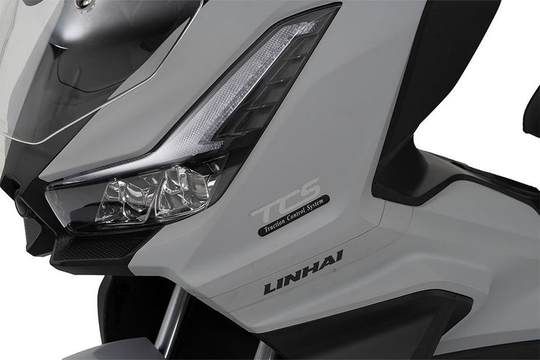 Vista del faro y logo de Linhai en el modelo ADV Buck 125.