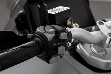 Detalle del manillar del scooter campero de 125, destacando su dise&ntilde;o ergon&oacute;mico.