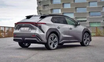 El Toyota bZ4X destaca por su diseño moderno y aerodinámico en su vista lateral y trasera. El Toyota bZ4X destaca por su diseño moderno y aerodinámico en su vista lateral y trasera.