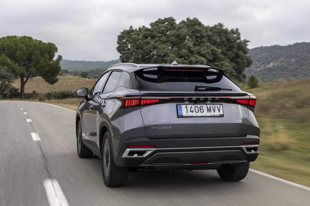 Vista trasera y lateral del Omoda 5, que destaca por su diseño moderno y funcional.