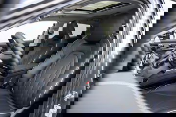 Vista del interior del Omoda 5, destacando sus cómodos asientos, ideales para viajes largos.