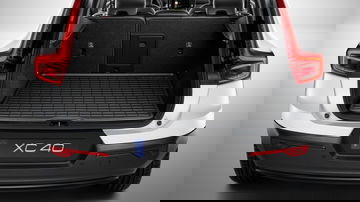 Amplio maletero del Volvo XC40, ideal para viajes y carga. Su diseño maximiza el espacio.