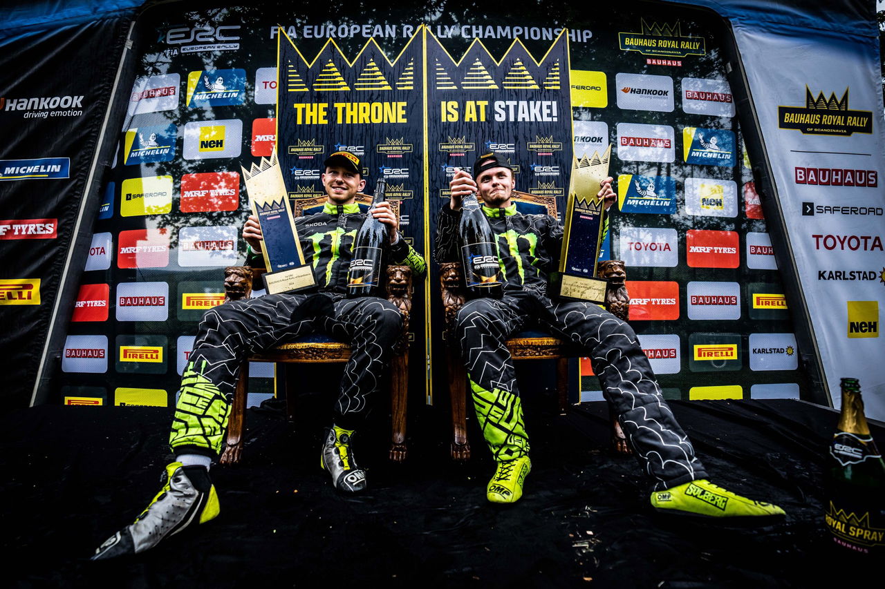 Oliver Solberg celebra su victoria en el campeonato europeo, resplandeciendo en el podio.