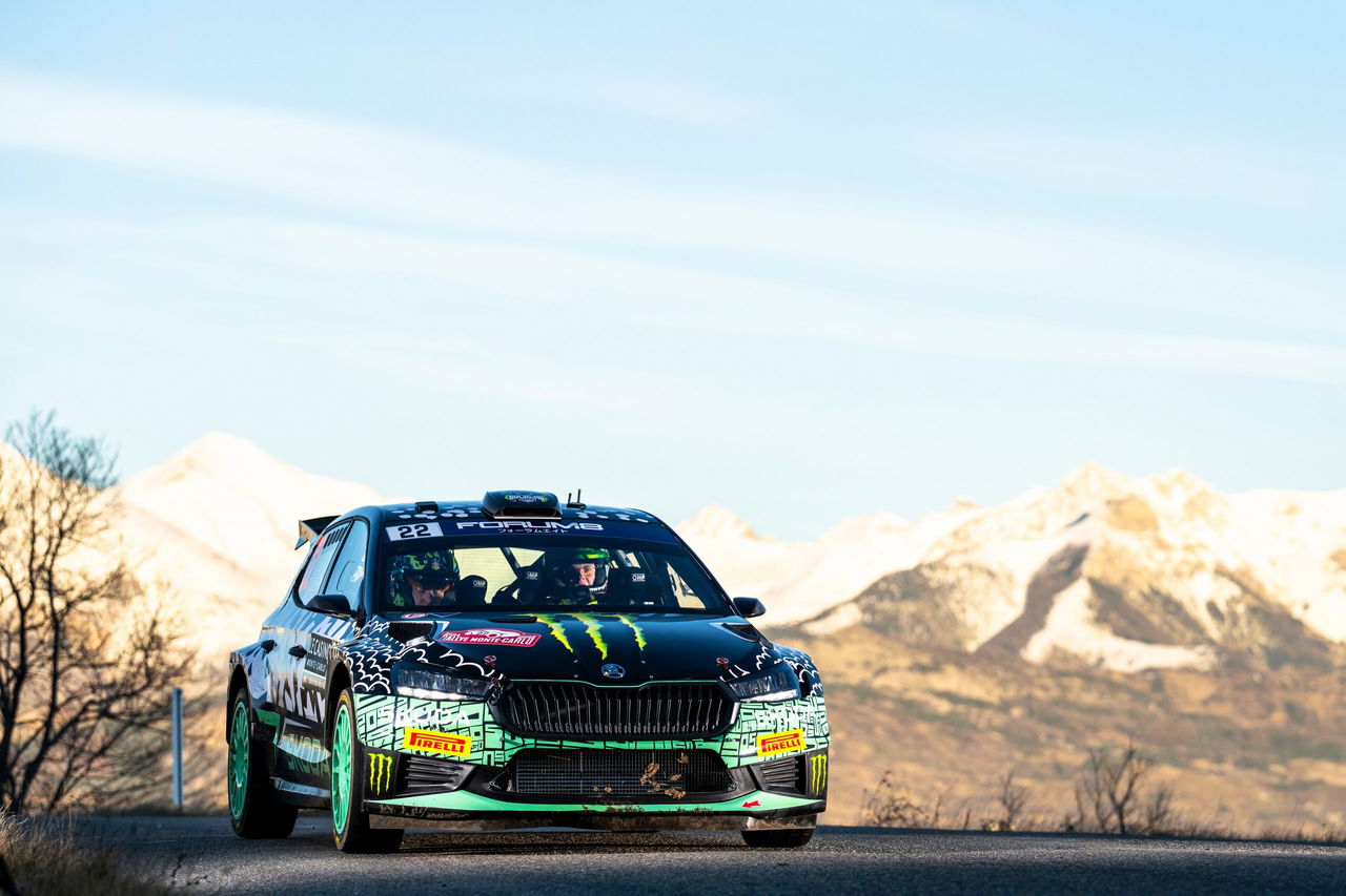 Oliver Solberg compite con su Skoda, mostrando su estilo y potencia en el rally.