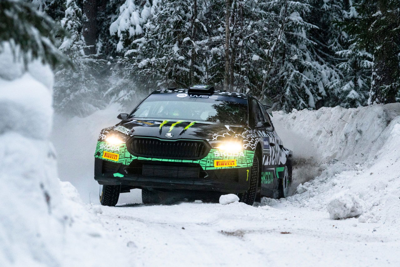 Oliver Solberg compitiendo en un rally con su Skoda, mostrando habilidades en nieve.