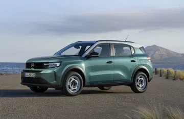 Vista lateral y frontal de la Opel Frontera Edition, SUV asequible y funcional.