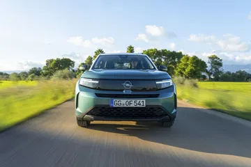 Versión básica del SUV, sin pantallas ni lujos innecesarios.