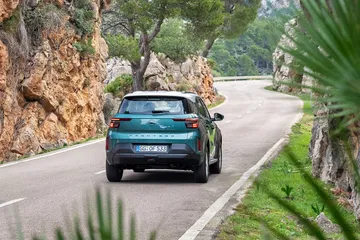 Vista trasera y lateral del Opel Frontera Edition 21, destacando su diseño robusto.