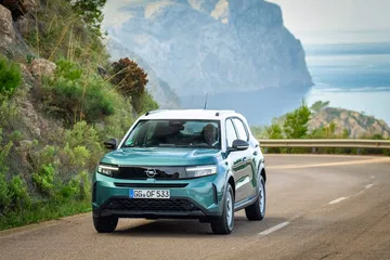 Vista delantera y lateral del Opel Frontera 2023, mostrando su diseño robusto y moderno.